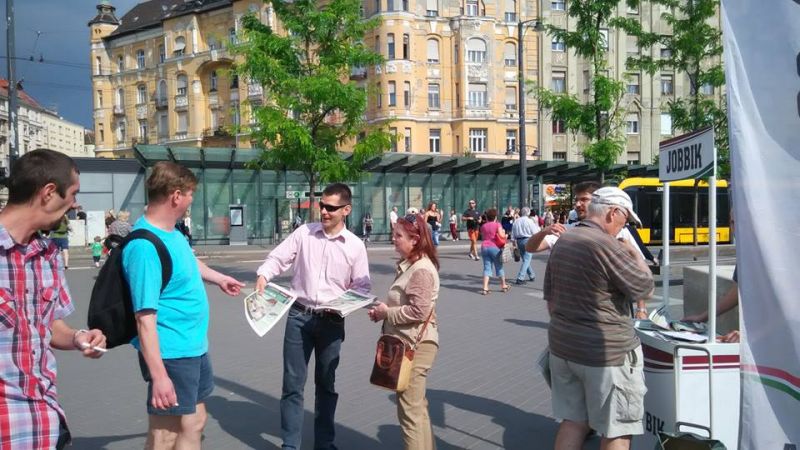 A kegyvesztett Novák Előd az utcán folytatja a politizálást
