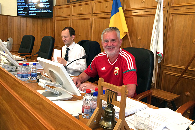 A pécsi polgármester magyar mezben vezeti a városi közgyűlést