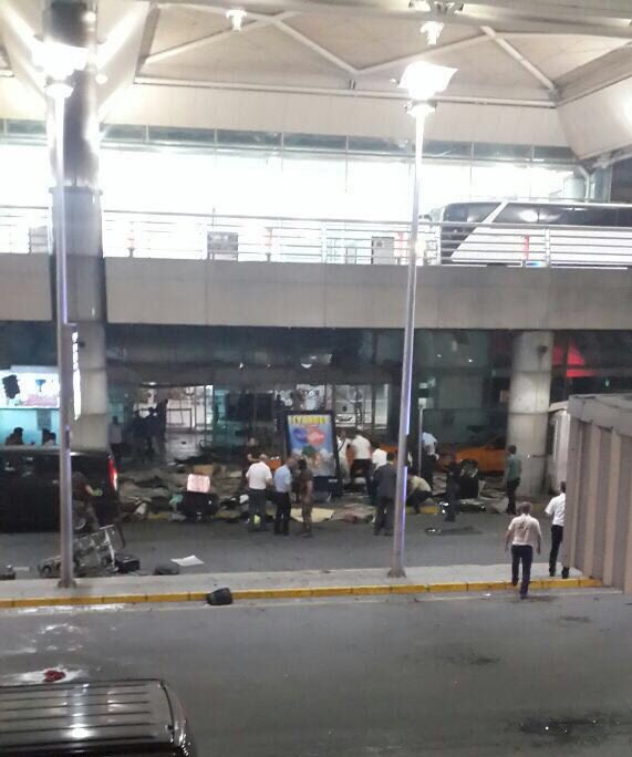 Robbantás és lövöldözés az isztambuli repülőtéren
