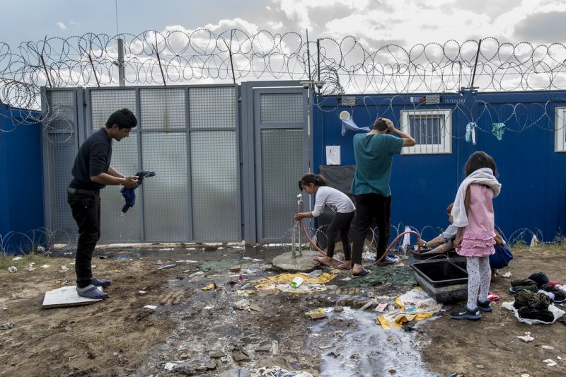 Kutyákkal, gumibottal zavarják vissza a menekülteket Szerbiába