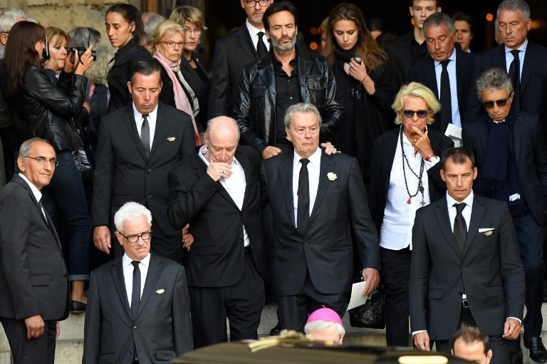 Mireille Darc későbbi férje és Alain Delon egymást támogatták a színésznő temetésén