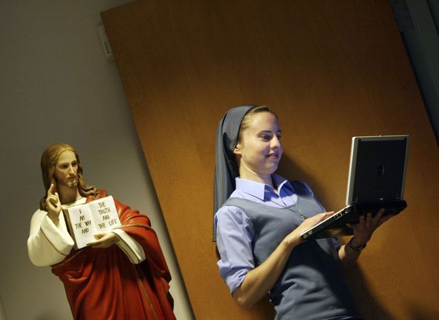 Ferenc pápa: ne vigyék túlzásba az internetezést és a facebookozást a női szerzetesek