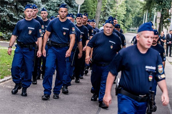 Újabb magyar rendőrkontingens indult Macedóniába