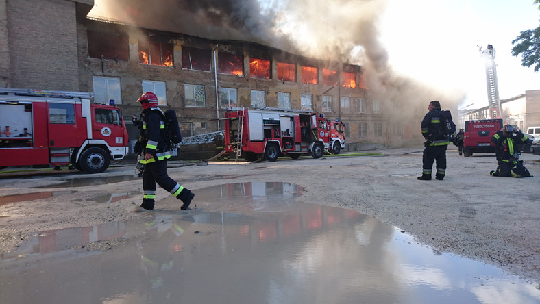Lángokban egy raktár Budapesten