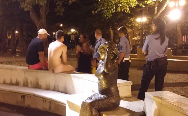 Meztelenül sétálgatott egy férfi Kaposváron – három női rendőr kapcsolta le
