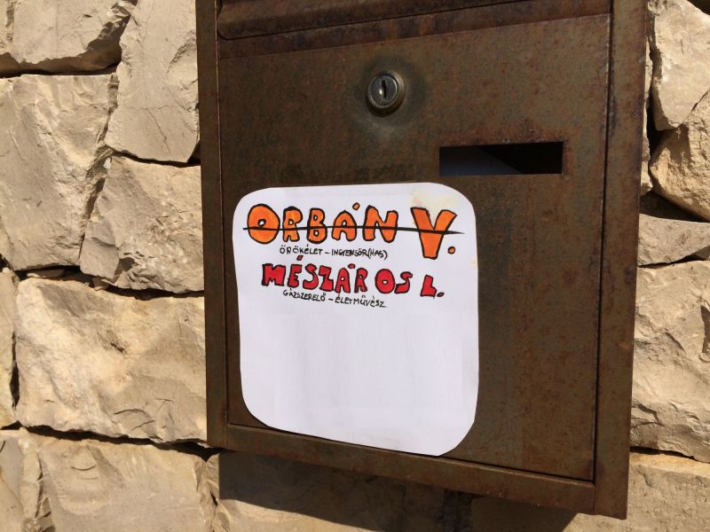 Egy magyar troll kidekorálta Mészáros Lőrinc horvát villájának postaládáját
