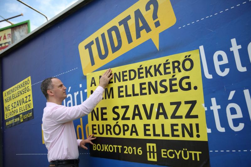 Az Együtt leragasztja a kormány migránsellenes plakátjait