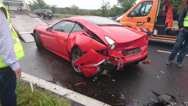 Ferrarit törtek az M7-esen – képek
