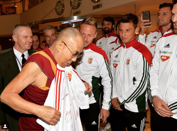 A magyar válogatott találkozott a dalai lámával