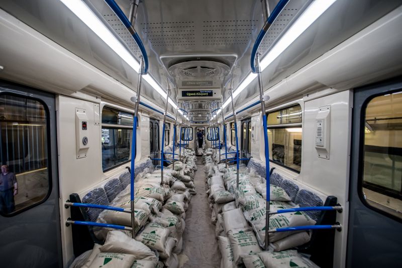 Klímára nem futotta – megjött az első metrószerelvény az oroszoktól