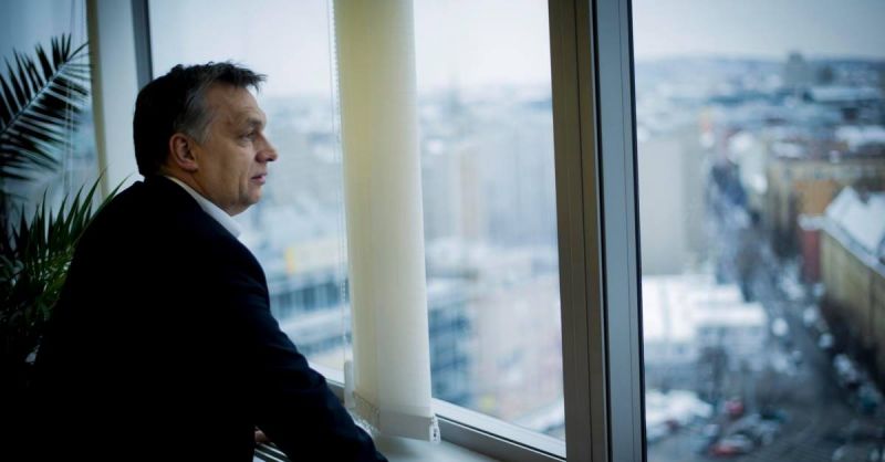 A hónap bejegyzése: Orbán Viktor kardot ránt és migránsokat lát a szomszédban