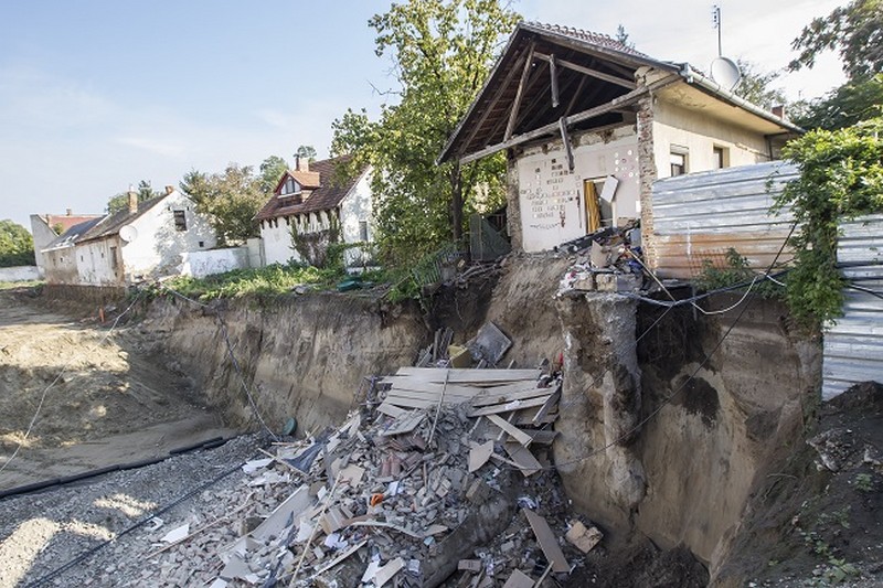 Épülő mélygarázsba dőlt egy lakóépület Debrecenben