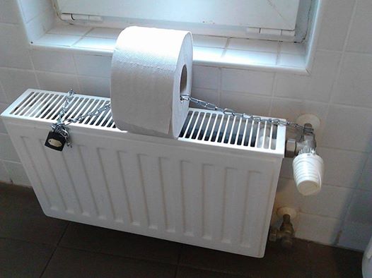 Leláncolták a WC papírt, most szurkolnak, nehogy a radiátorral együtt ellopják