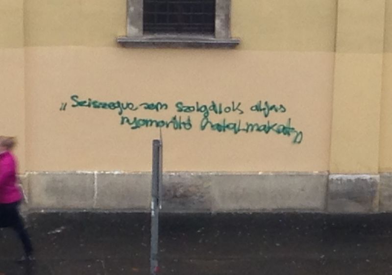 "Sziszegve sem szolgálok aljas, nyomorító hatalmakat" – ismét üzent a graffitis Orbánéknak