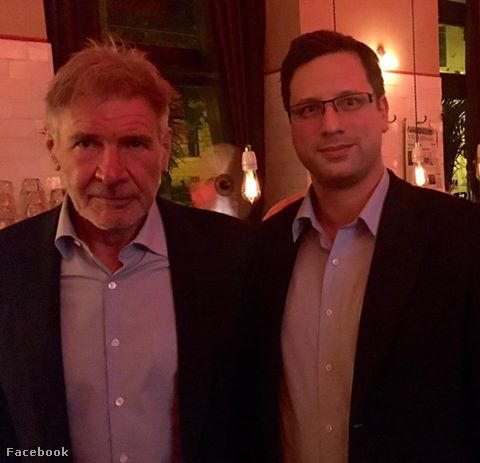 Harrison Ford egy fideszes politikussal szelfizett