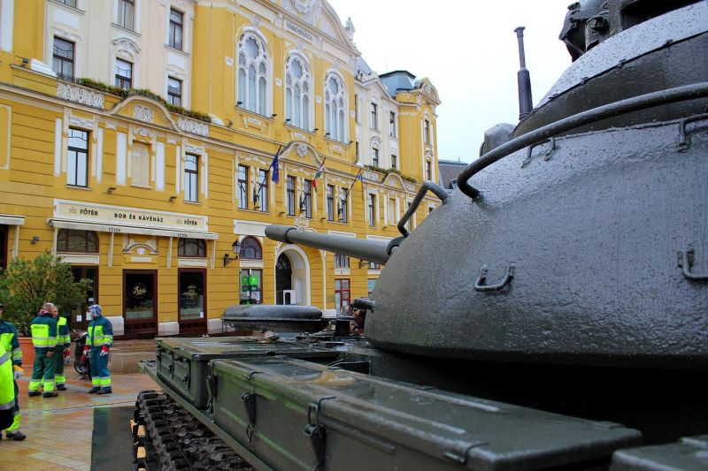 Szovjet tank jelent meg Pécsen, csővel a városháza felé