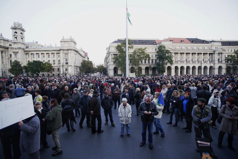 "Orbán, takarodj" – a Népszabadság mellett tüntettek a Kossuth téren