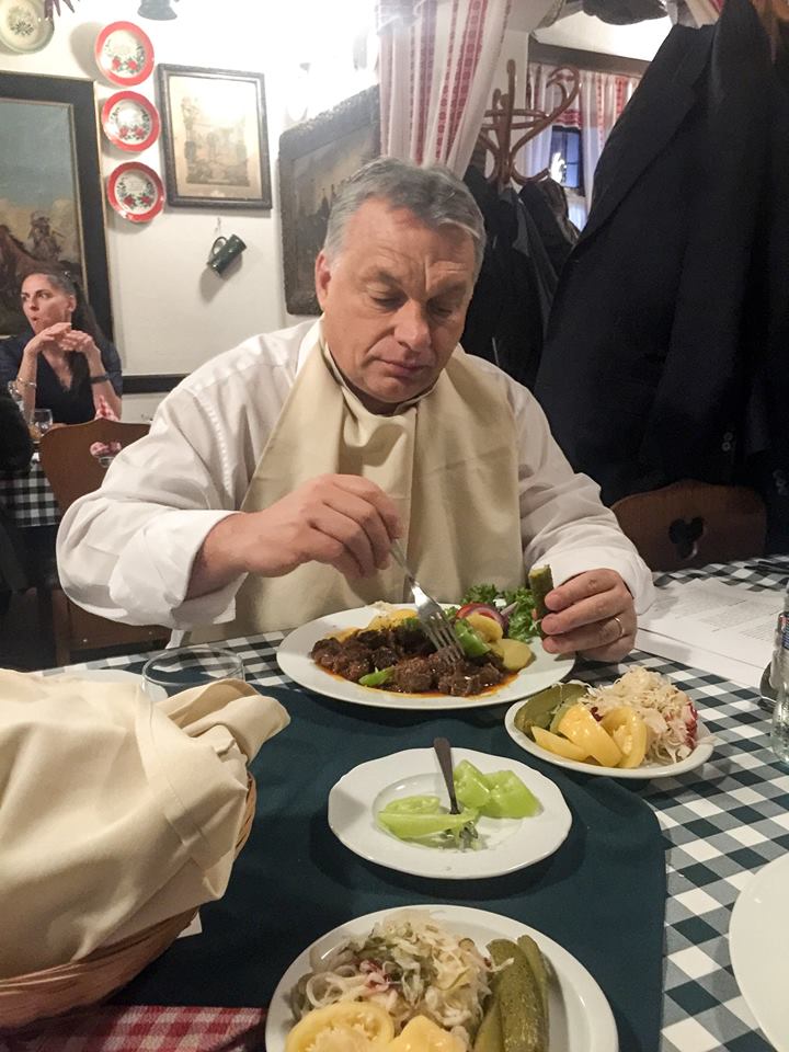 Így eszi Orbán Viktor a pörköltet – leleplező fotó!