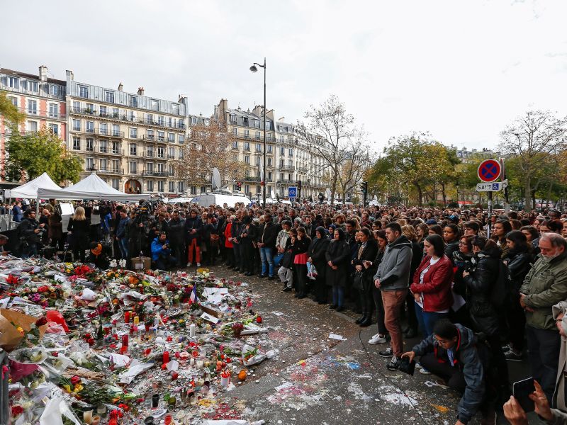 130 embert öltek meg Párizsban egy éve – gyászba borult a város