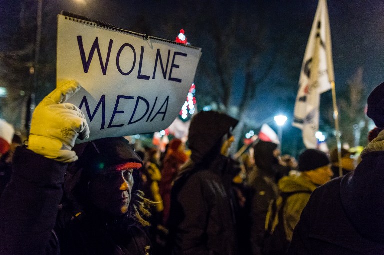 A sajtószabadságért tüntettek Varsóban a parlament előtt