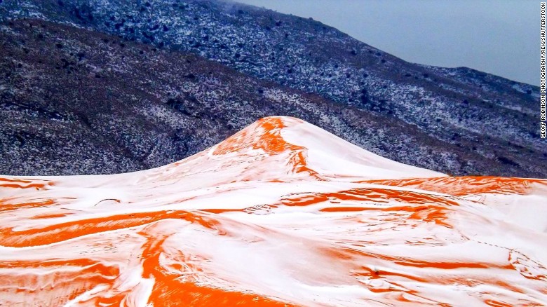 Hihetetlen: leesett a hó a Szaharában