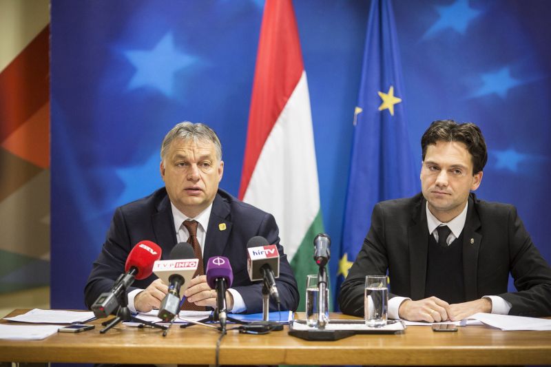 Kiküldték a Népszabadság munkatársát Orbán brüsszeli tájékoztatójáról
