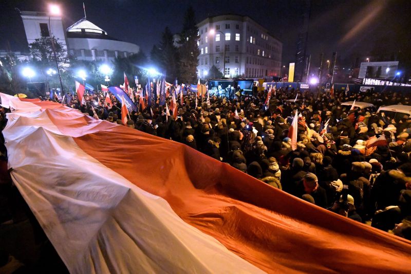 Továbbra is tüntetnek a lengyelek a sajtószabadságért