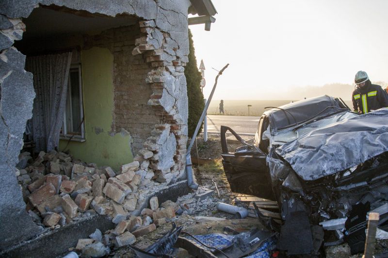 Lerombolta a házfalat a becsapódó autó Zalabaksán – képek