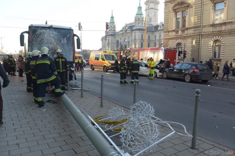 Turistabusszal ütközött egy taxi és egy személyautó Győr belvárosában