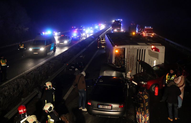 Felborult egy autóbusz Mezőkövesdnél, hárman meghaltak