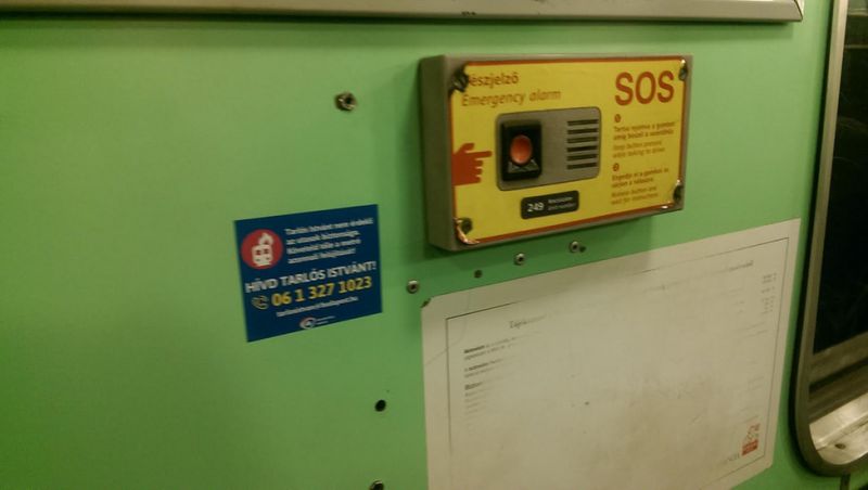 A DK kiplakátolta Tarlós telefonszámát a metróban