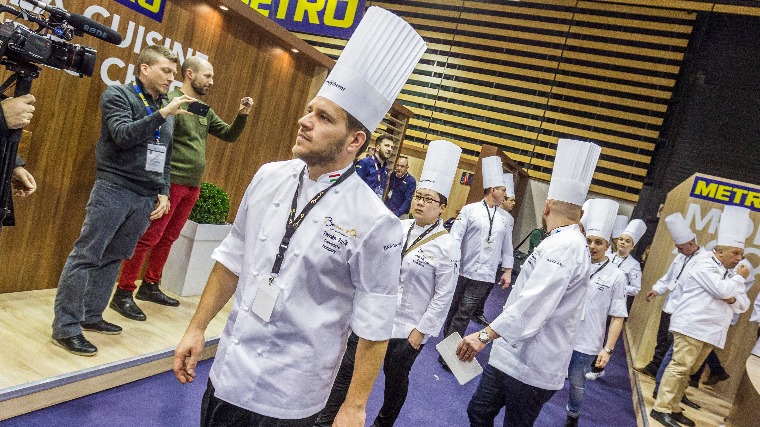 Már főzi az első menüt a magyar csapat a nemzetközi szakácsversenyen