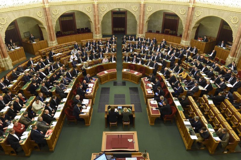 Számolatlanul költik a közpénzt a parlamenti frakciók