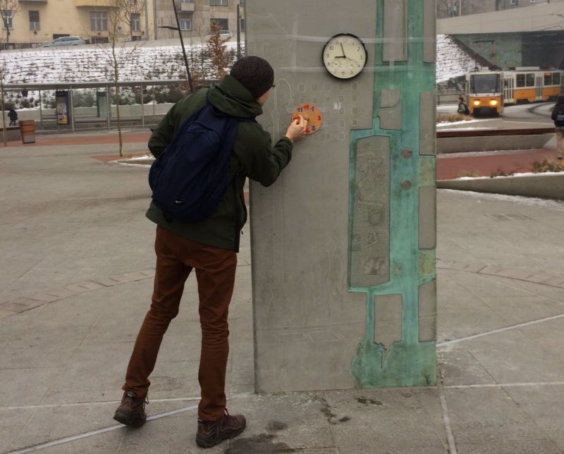 Ismét működő órát ragasztottak ki a Moszkva térre