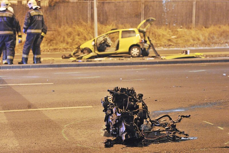 Négy autó és egy busz ütközött Budapesten, az egyik sofőr meghalt – képek