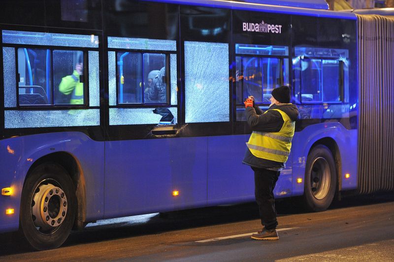 Négy autó és egy busz ütközött Budapesten, az egyik sofőr meghalt – képek