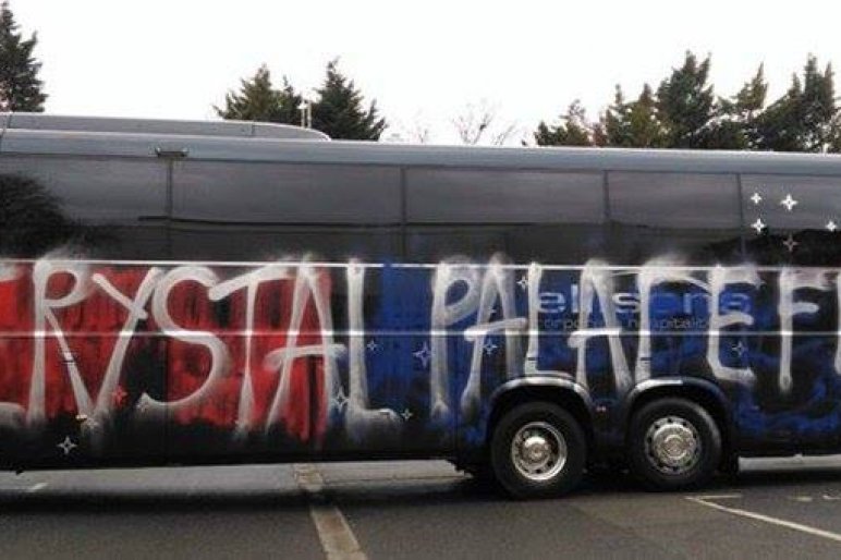 Tévedésből a saját csapatuk buszát rongálták meg a Crystal Palace szurkolói