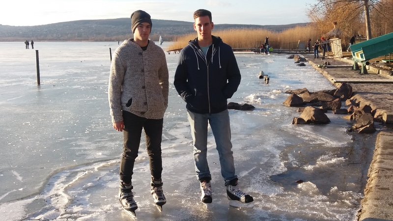 Életmentő kitüntetést kaphat az a két fiú, akik kimentettek egy párt a jeges Balatonból