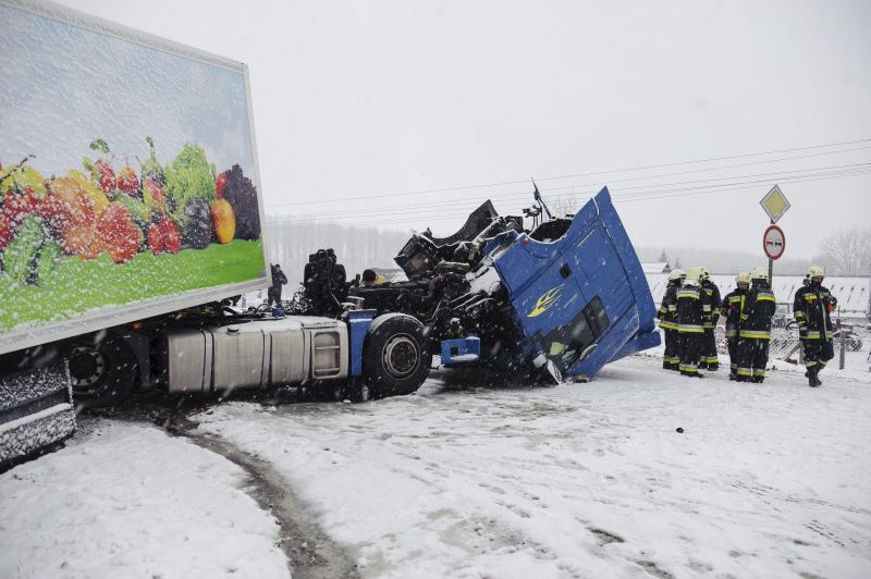 Frontálisan ütközött két kamion Hajdúszoboszlónál – fotók