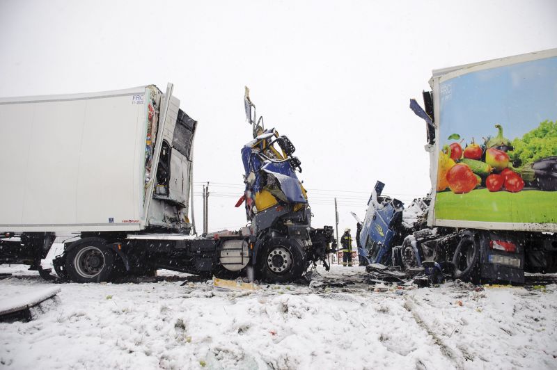 Frontálisan ütközött két kamion Hajdúszoboszlónál – fotók
