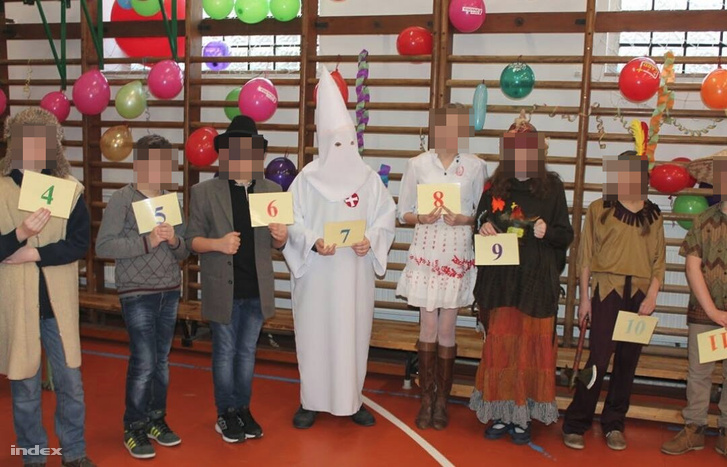 Egy gyerek Ku-Klux-Klan-tagnak öltözött a pilisvörösvári iskolai farsangon
