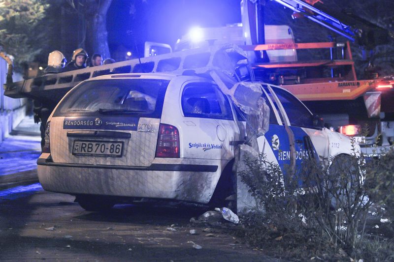 Villanyoszlop dőlt a rendőrautóra egy hármas karambolban Budapesten