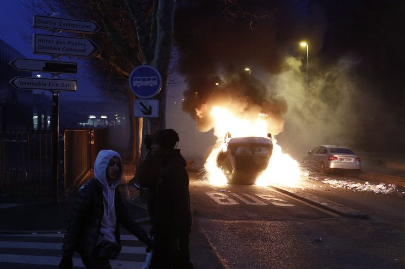 Zavargásokba torkollt a békés tüntetés Párizs mellett