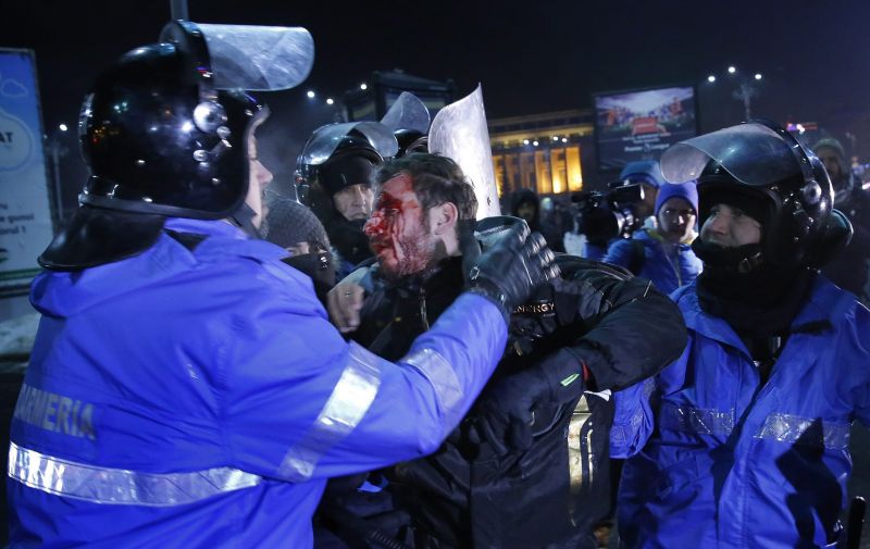Több mint 70 ezren tüntettek Bukarestben csütörtök este