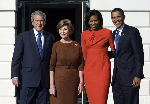 Összemelegedett George Bush és Michelle Obama