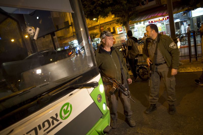 Hat embert sebesített meg egy merénylő Tel Aviv mellett