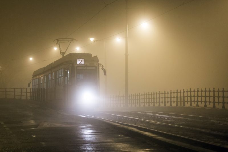 Így ereszkedett rá a Köd Budapestre  – fotók