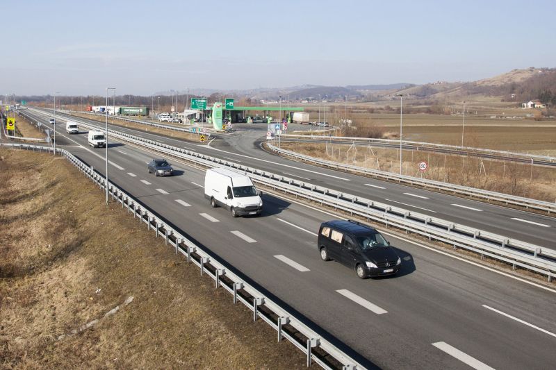 Buszbaleset: Magyarországra ért az áldozatok holttestét szállító konvoj
