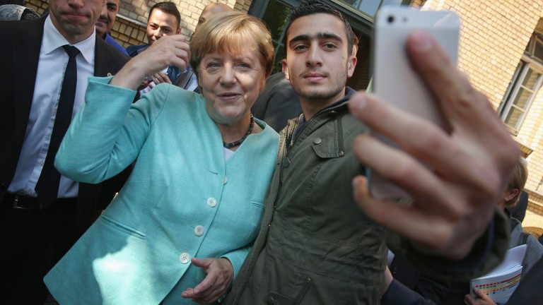 Bírósághoz fordul a netes trollok miatt a Merkellel szelfiző menekült