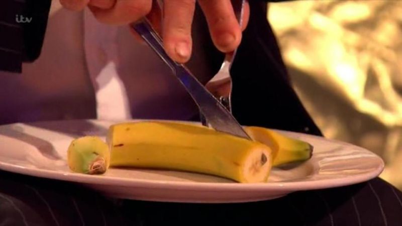 Kiborult az internet azon, hogy eszik banánt Erzsébet királynő
